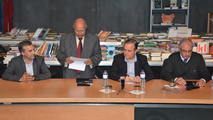 João Dias da Silva na sessão do STAAEZN, em Oliveira de Azeméis. Todos educam dentro da escola João Dias da Silva na sessão do STAAEZN, em Oliveira de Azeméis. Todos educam dentro da escola